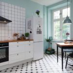 Siyah ve beyaz İskandinav tarzı mutfak zemin