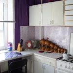 Masă de bucătărie în loc de pervaz într-un apartament din oraș