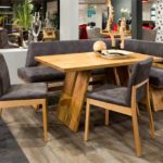 Meubles en bois avec coussins gris