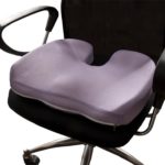 Cadeira de escritório preta com travesseiro confortável