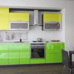 Complete keuken met groene en gele gevels