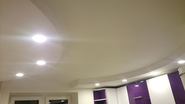 Siling dapur putih dengan lampu sorot