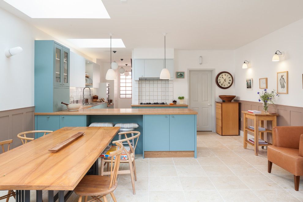 Intérieur de cuisine spacieux en bleu et blanc