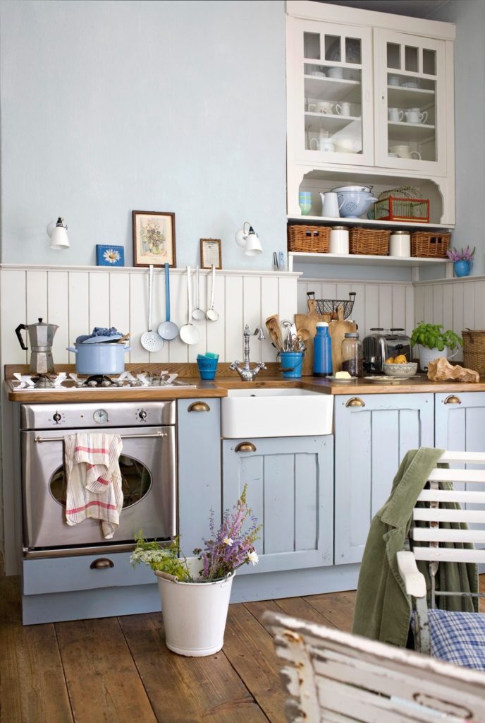 Hafif mavi mobilya ile rustik mutfak.