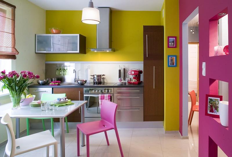 Roze en gele keuken in een modern huis