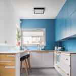 Mooie keuken met blauwe gevels en wit plafond