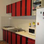 Rood met zwart decor in een beige keuken