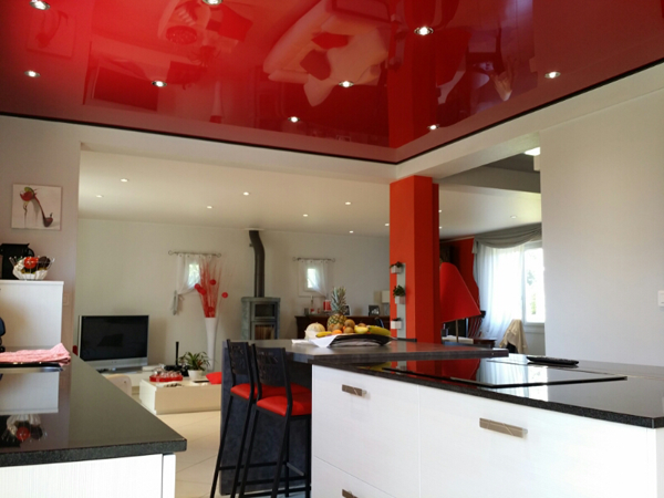 Rood plafond in de keuken