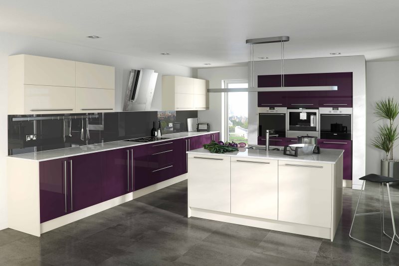 Interior dapur berteknologi tinggi dengan set warna terung