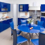 Keuken met een blauwe set, een ronde blauwe tafel en stoelen