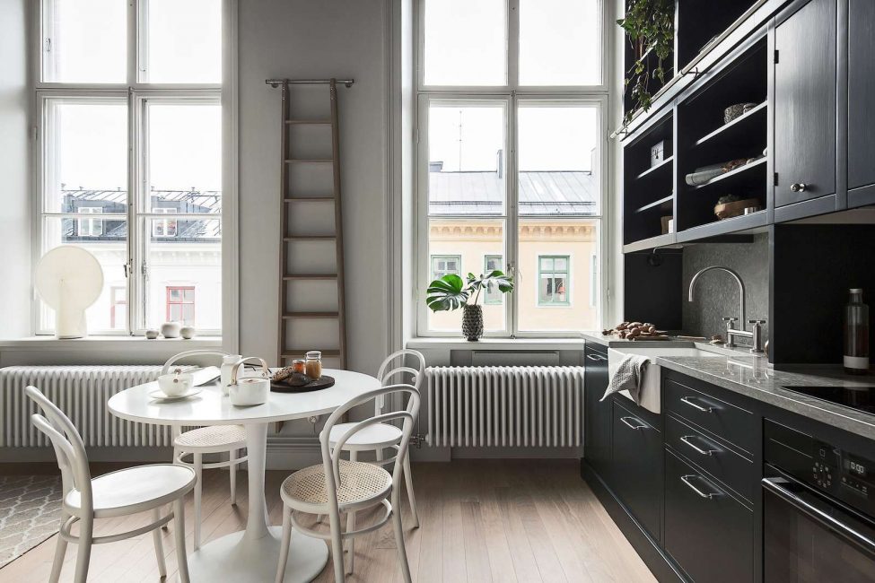 Scandinavische keuken met zwart meubilair