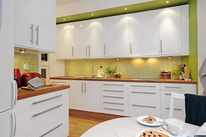 Mosaic apron in the kitchen with white cabinets