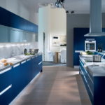 Enorme blauwe keuken met blauw