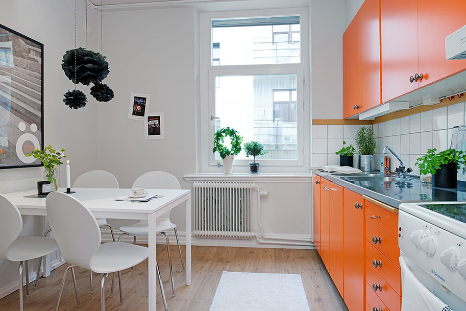 Baltas un oranžas krāsas kombinācija virtuves interjerā