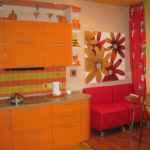 Burgundijas dīvāns un apelsīnu komplekts