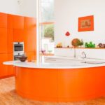 Oranžās un baltās virtuves sala