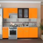 Design de unitate de bucătărie în nuanțe de portocal