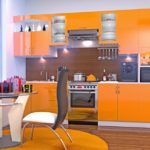 Moderns, oranžs virtuves dizains