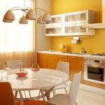 Dzeltena siena virtuves interjerā