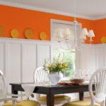 Dekorējot virtuves sienu augšdaļu oranžā krāsā