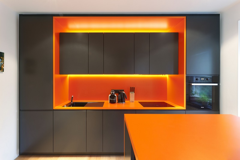 Lineārā melnā un oranžā augsto tehnoloģiju virtuve