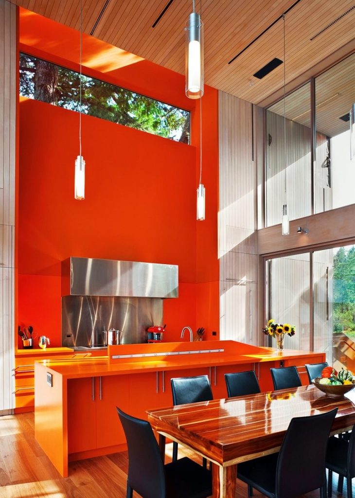 Bức tường màu cam trong nhà bếp với một cửa sổ toàn cảnh