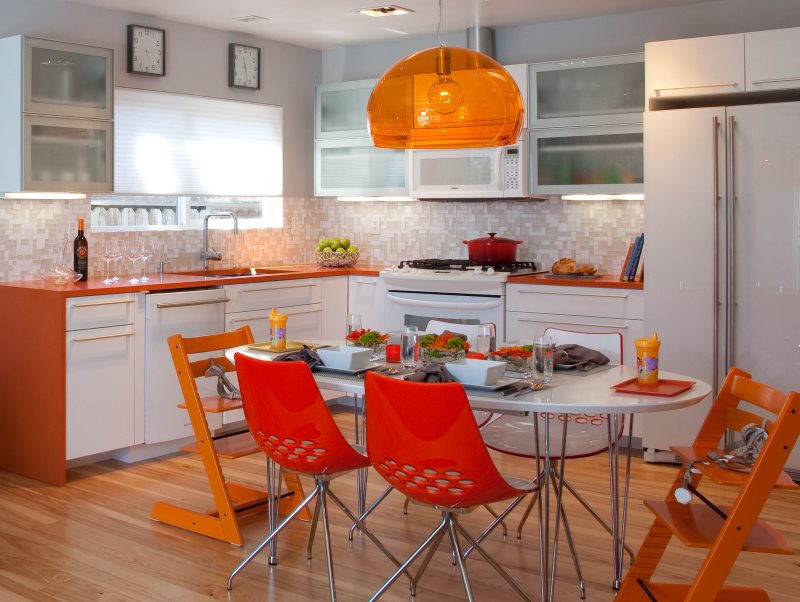 Virtuves krēsli ar oranžām atzveltnēm