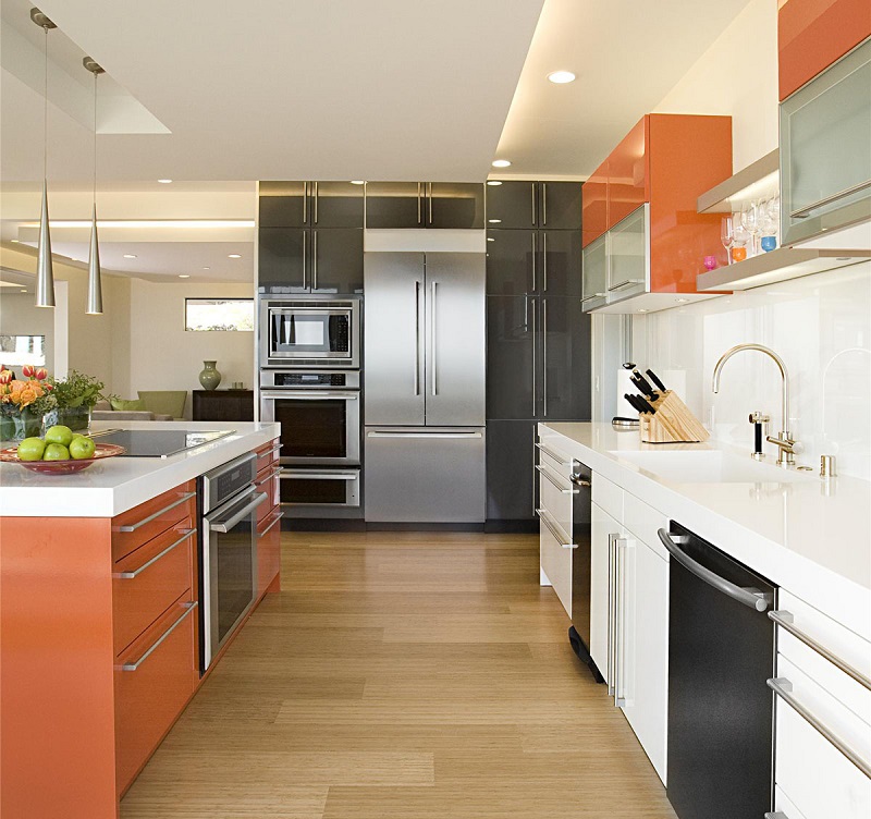 Lielas virtuves dizains ar oranžām mēbelēm