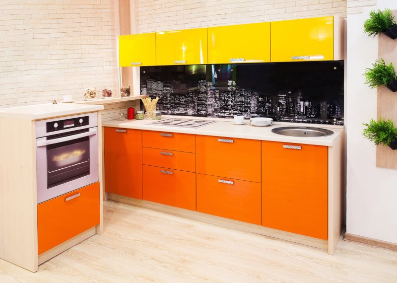 O combinație de dulapuri galbene cu dulapuri portocalii în bucătărie