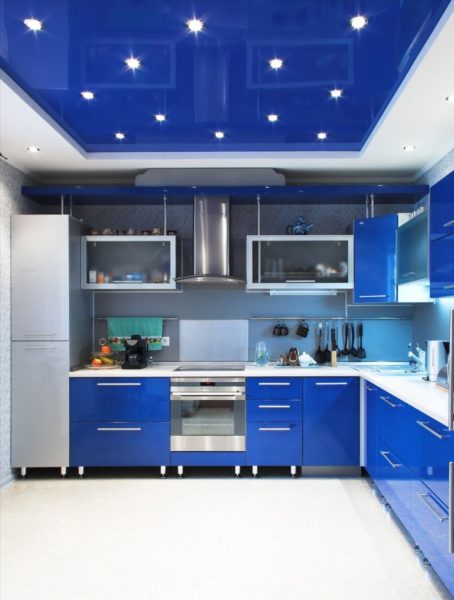 Blauw plafond in de keuken