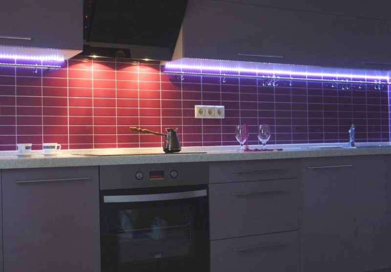 Mooie verlichting van het werkgebied met LED-strip