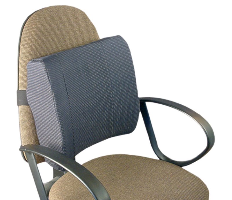 Ortopēdiskā spilvena piestiprināšana krēsla aizmugurē