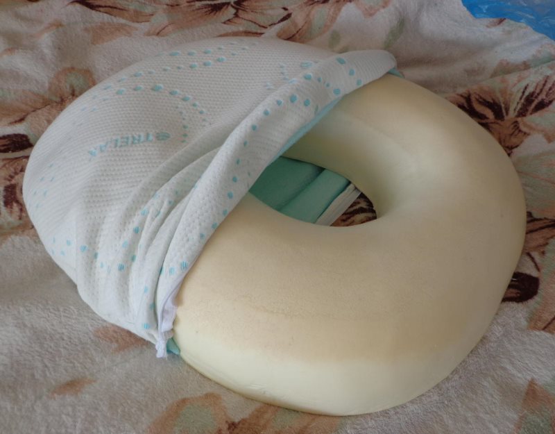 Round orthopedic pillow with cover