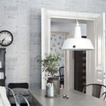 Witte lamp boven de eettafel