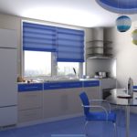 Blauwe decoratieve elementen voor beige keuken.