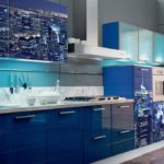 Blauwe keuken met fotoafdrukken City