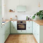 Moderne keuken met prachtige gevels in mint kleur