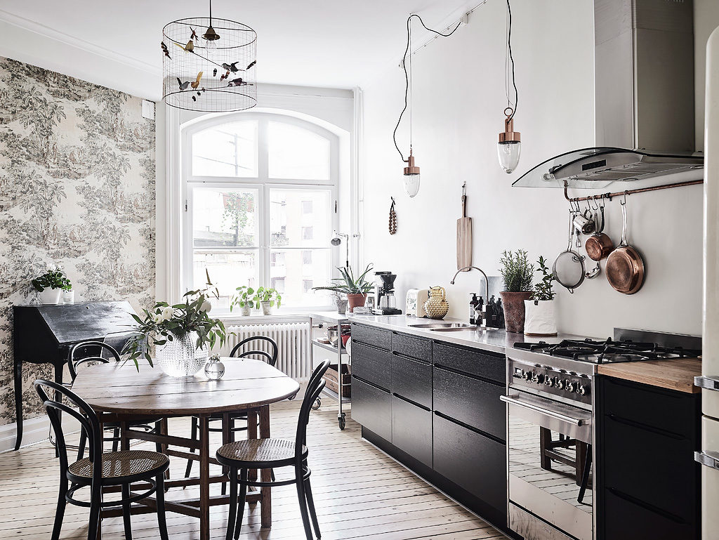 Black and white scandinavian style kitchen