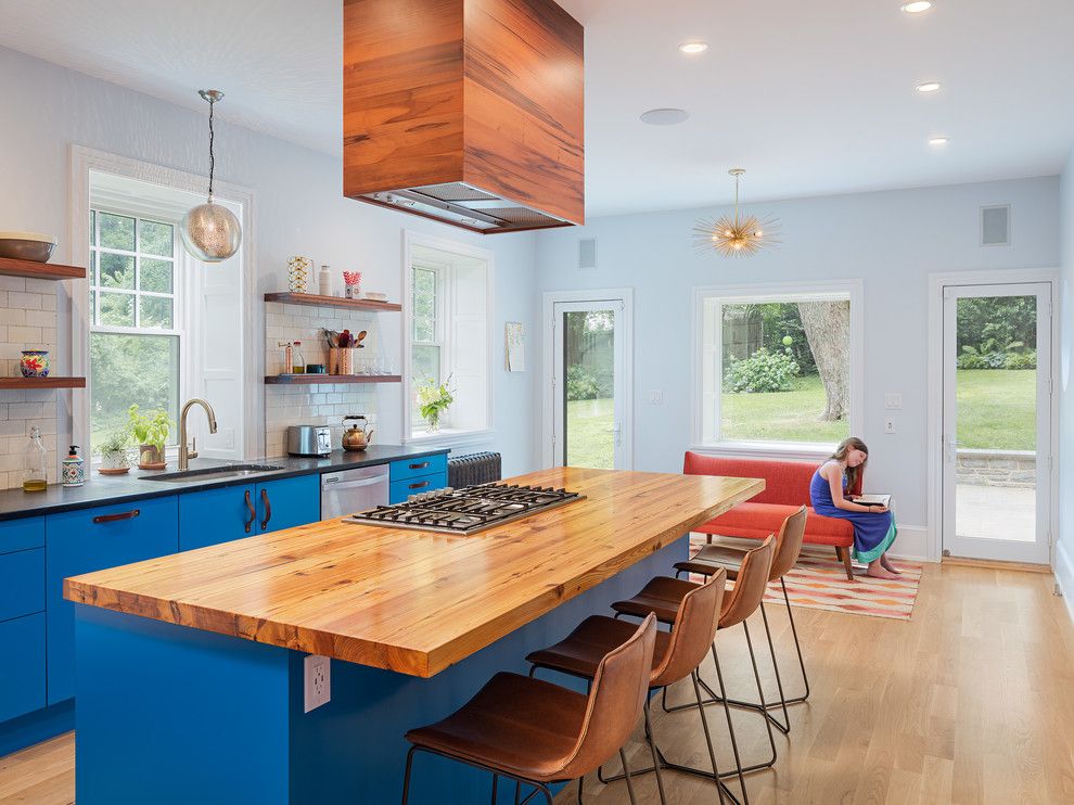 Mavi duvarlı özel bir evde büyük bir mutfak tasarımı