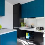 Minimalistische hoek zwart en blauwe keuken