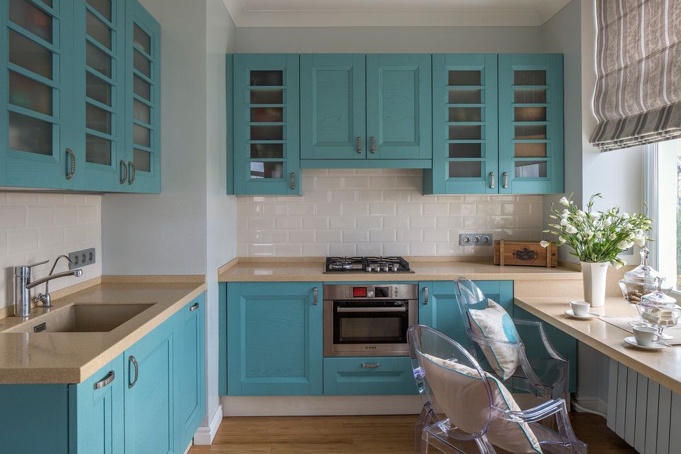 Cuisine d'angle avec un ensemble bleu et une table au lieu d'un rebord de fenêtre