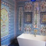 Keramické nástěnné malby na zdi v koupelně