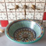 Porcelain sink with color patterns
