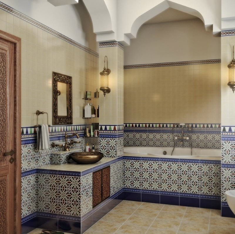 Arkas arābu stilā vannas istabas interjerā