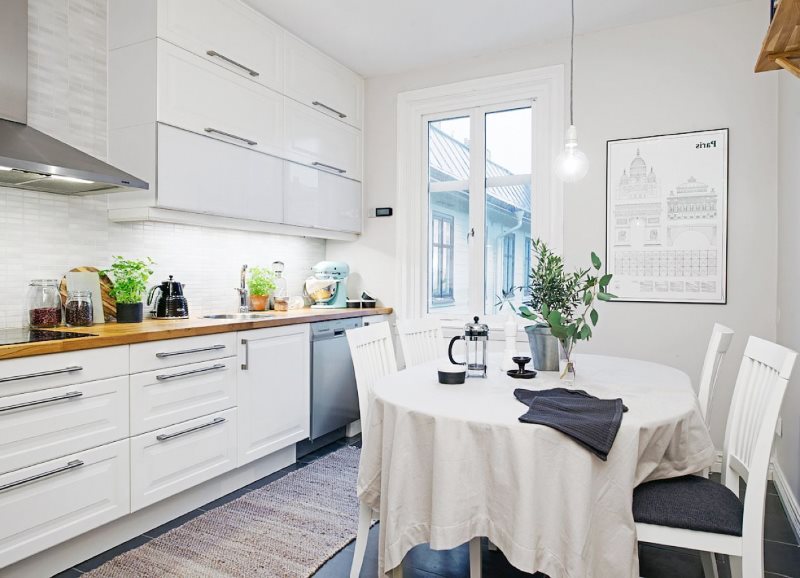 Witte keuken met een balkon in Scandinavische stijl