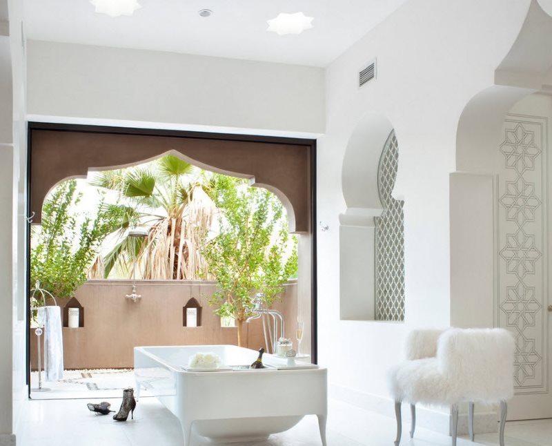 Světlá koupelna s oblouky v arabském stylu
