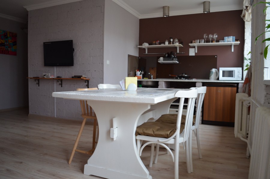 Witte tafel in de eetkamer van de keuken-woonkamer