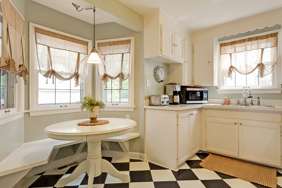 Romeins gordijn in het interieur van de keuken van een landhuis