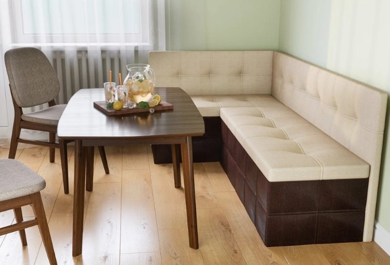 Virtuvės kampinė sofa su smėlio spalvos apmušalais