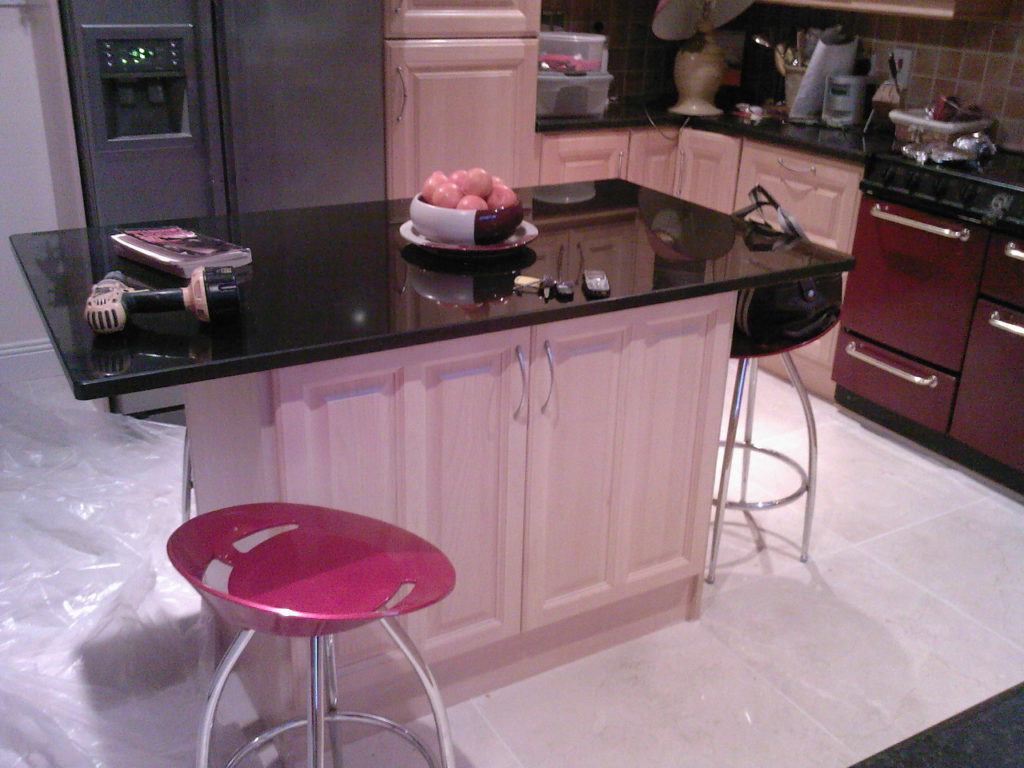 أسود المطبخ كونترتوب الجزيرة مع الأبواب الوردي